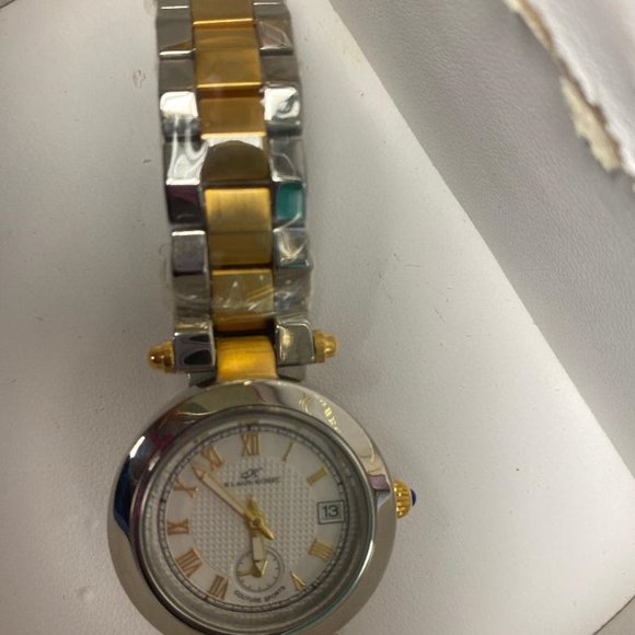 YOU WILL LOVE IT BECAUSE ITS CLASSY - Picture 7 of 7